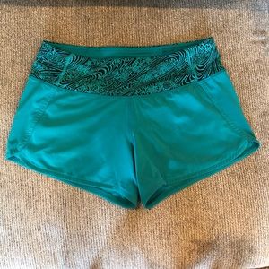 Lululemon speed up shorts — size 6, 4” inseam